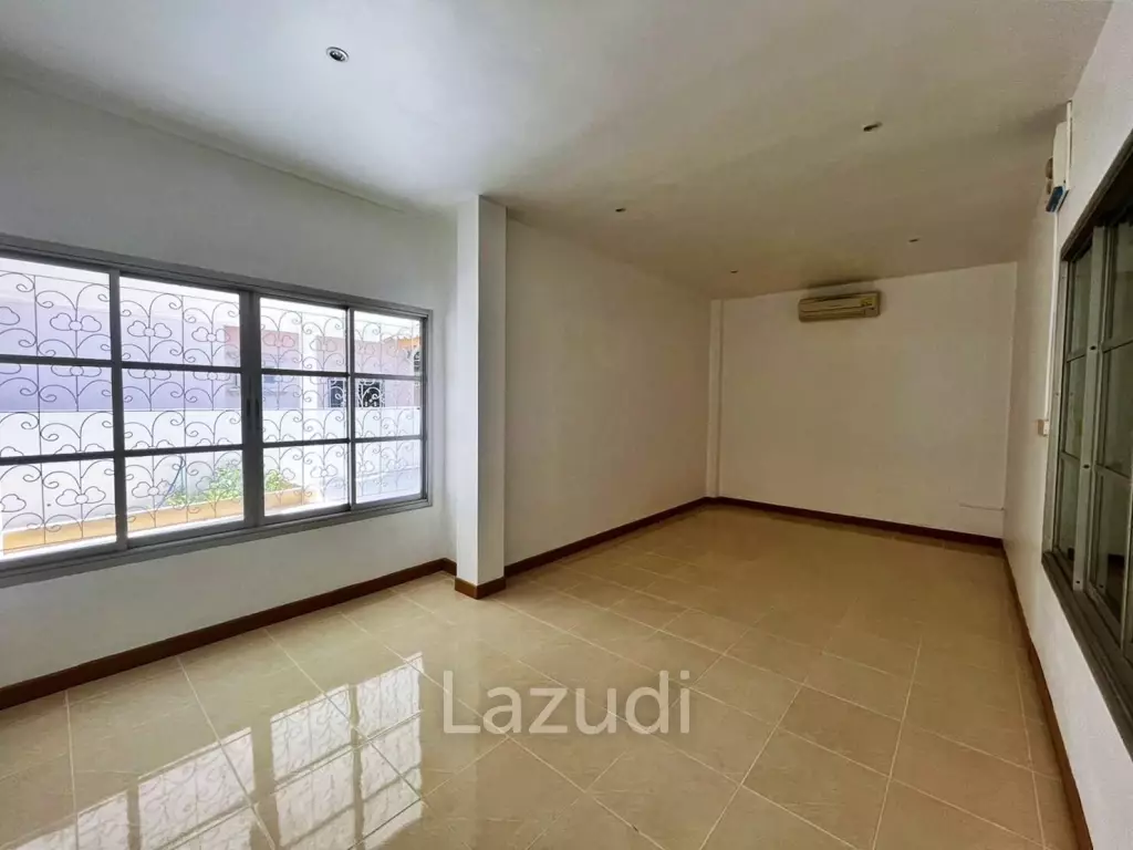 3 Bedrooms Unfurnished House at East Pattaya