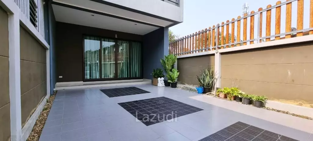 168 SQ.M 3 Bed 3 Storey House in Na Jomtien