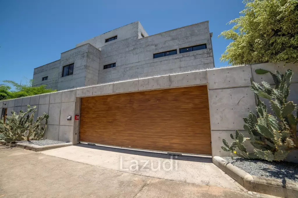 Luxury 9 Bedrooms House for Sale