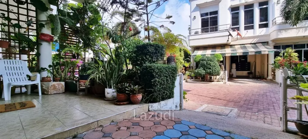 3 Storey House in Wongamat for Sale