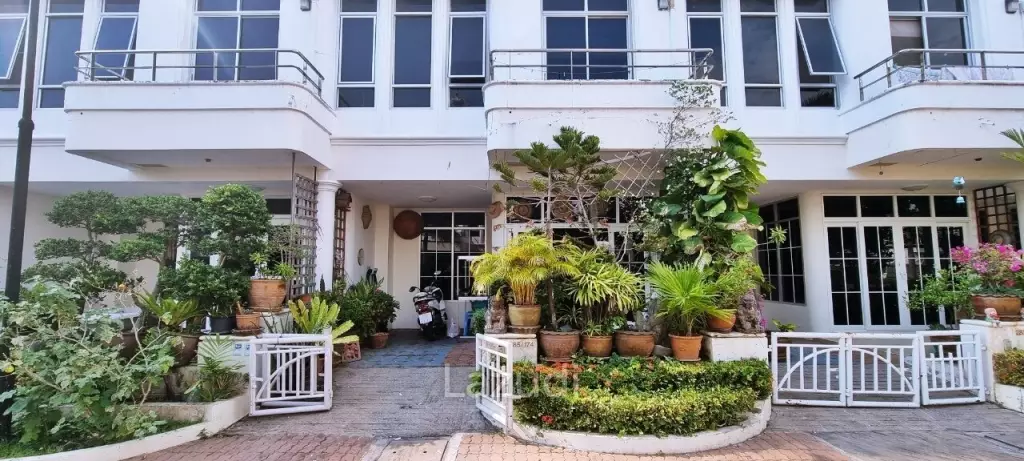 3 Storey House in Wongamat for Sale