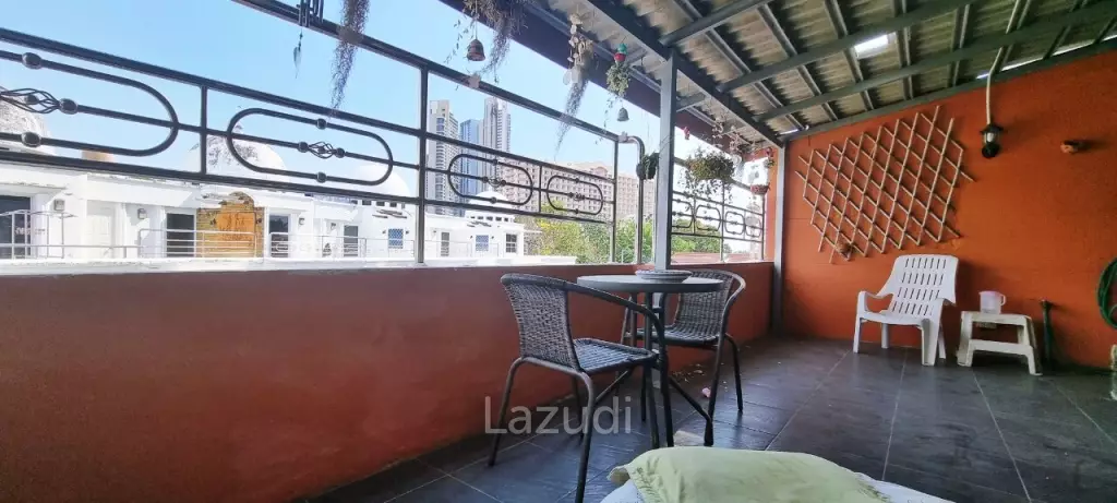 3 Storey House in Wongamat for Sale