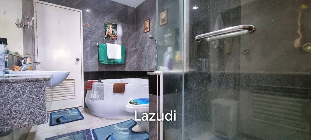 3 Storey House in Wongamat for Sale