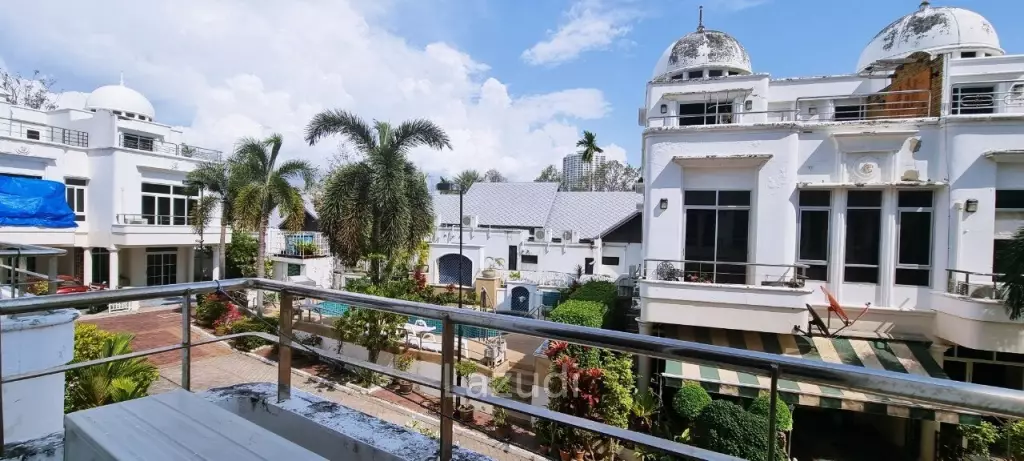 3 Storey House in Wongamat for Sale