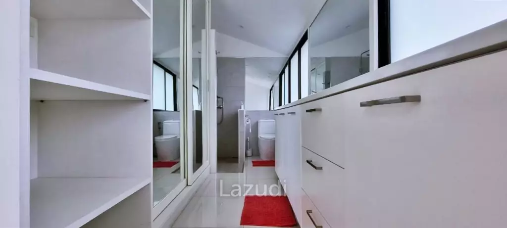 Private 6 Bedrooms House for Sale
