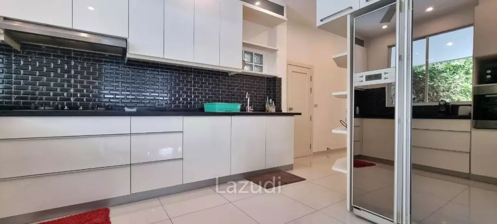 Private 6 Bedrooms House for Sale