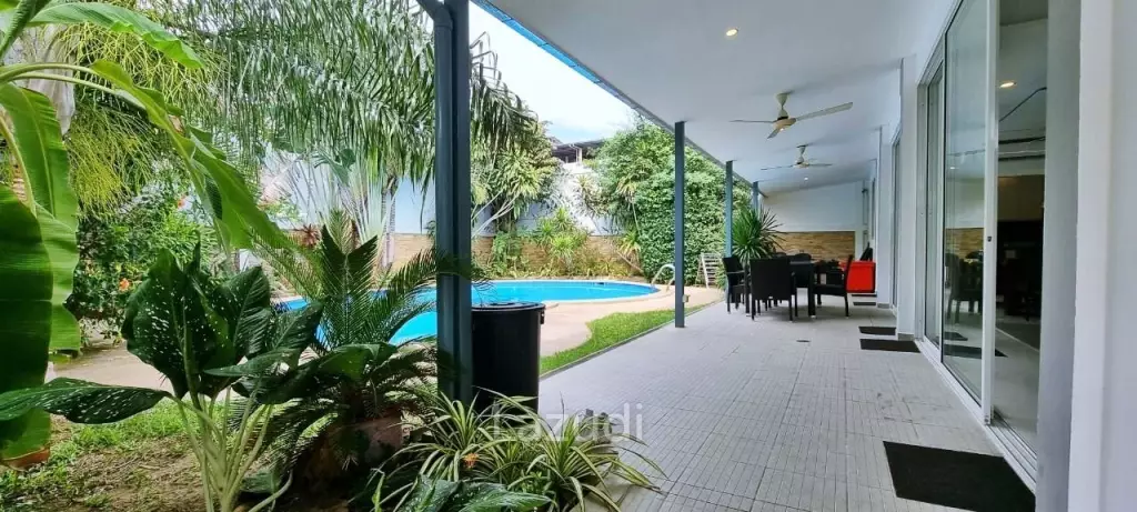 Private 6 Bedrooms House for Sale