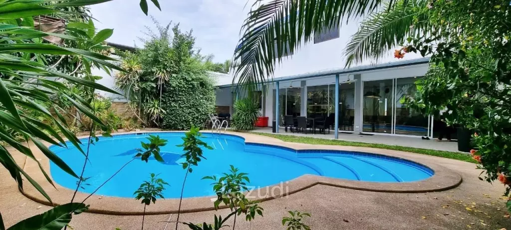Private 6 Bedrooms House for Sale
