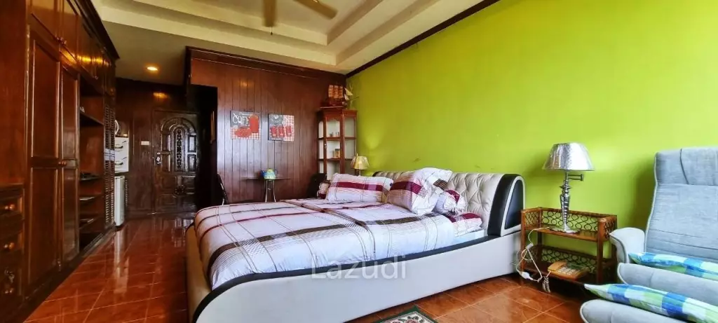Studio 30 SQ.M at Thepthip Mansion