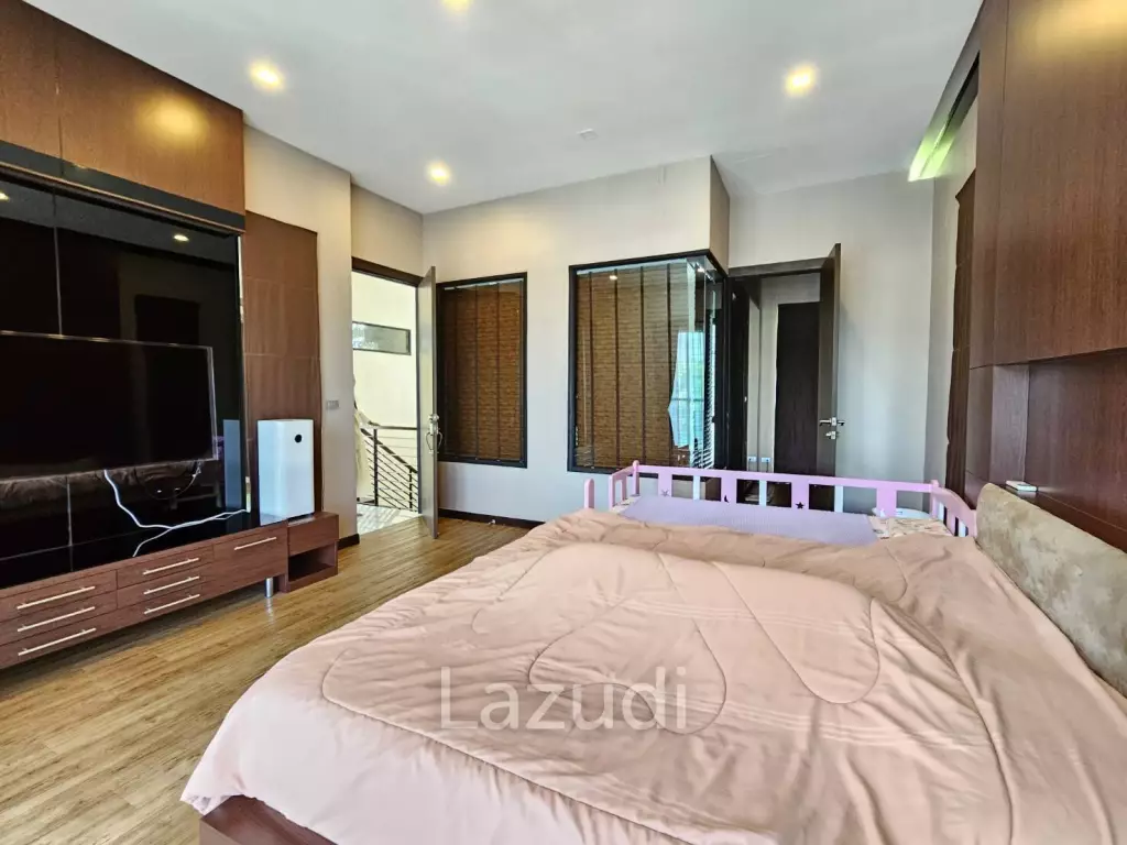Green Area House for Sale in Sriracha