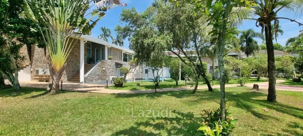 Pong House with Large Garden for Sale