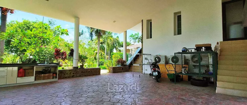 Pong House with Large Garden for Sale