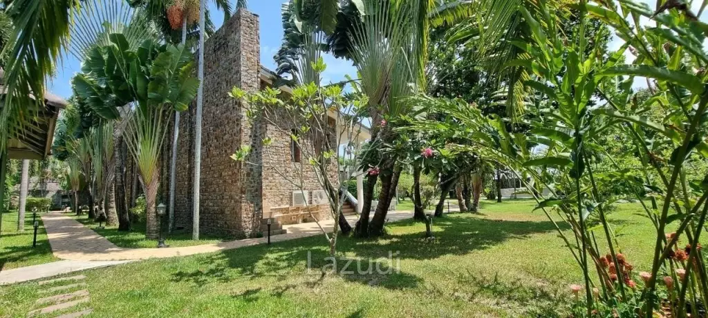 Pong House with Large Garden for Sale