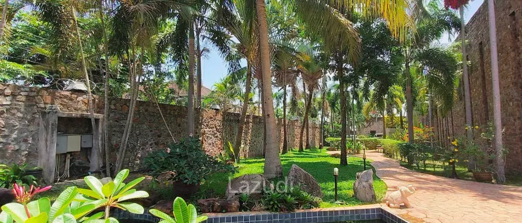 Pong House with Large Garden for Sale