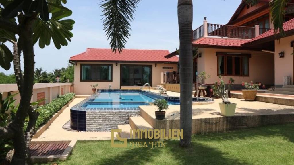 Luxuriöse Pool Villa mit 5 Schlafzimmern in Hanglage