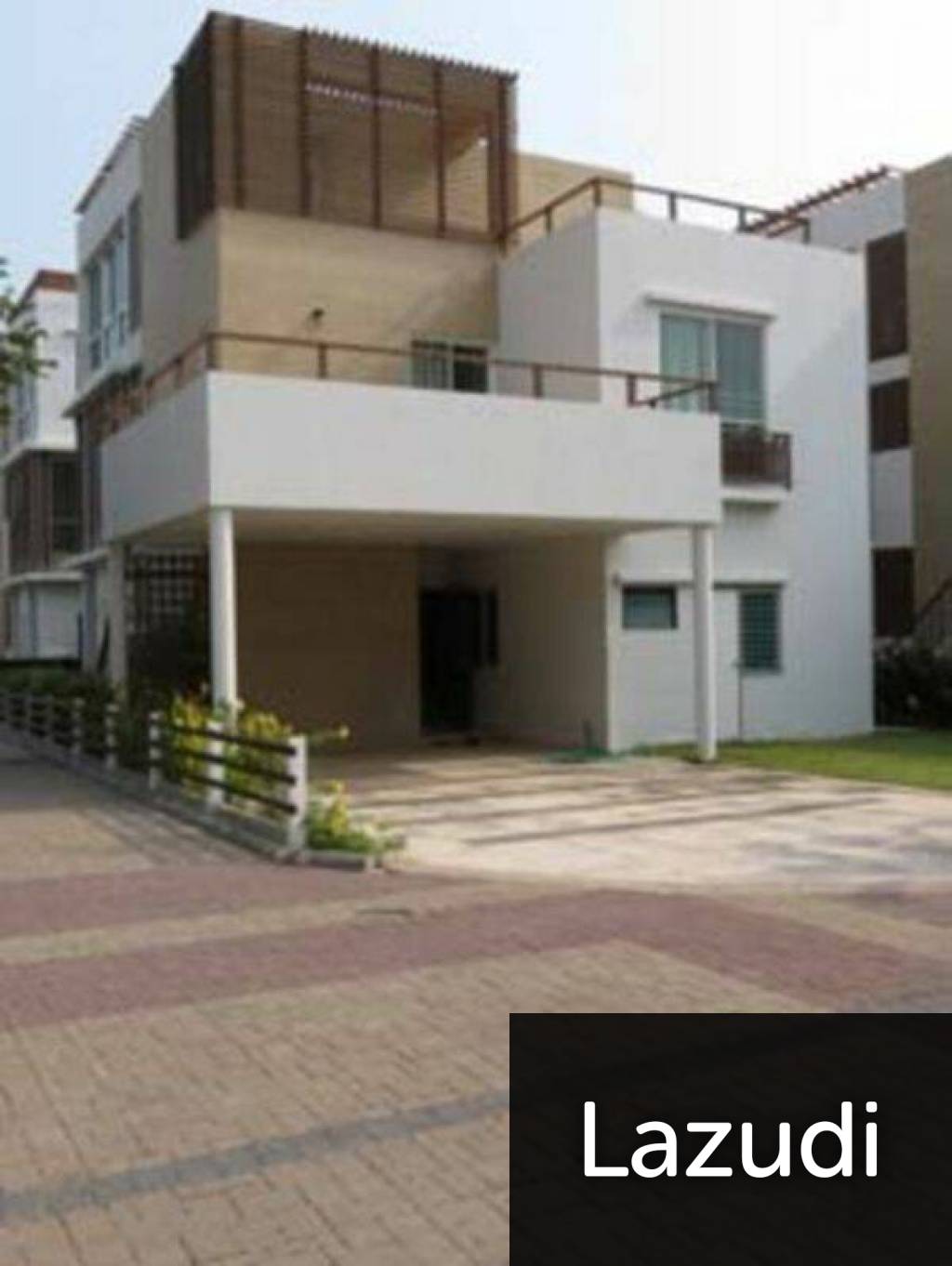 3 Bedroom, 3 Storey Detached House next to the Beach