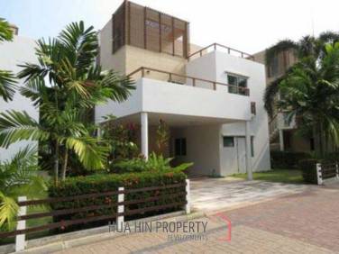 3 Bedroom, 3 Storey Detached House next to the Beach