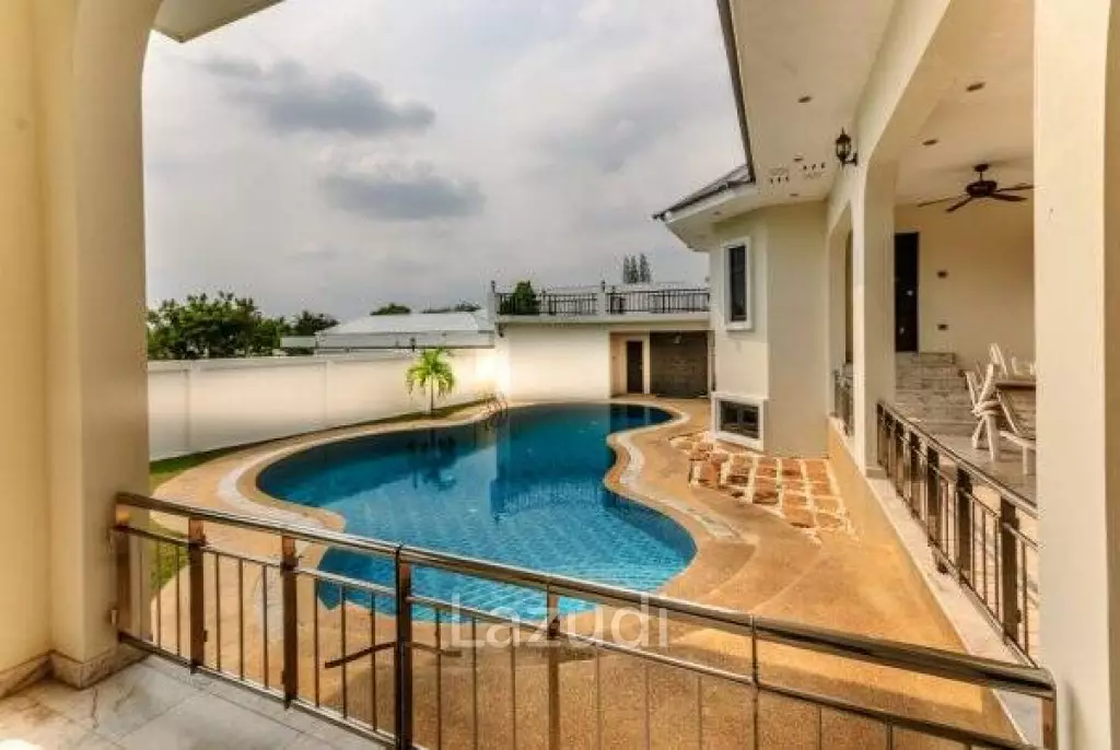 Top Quality 3 Bed Pool Villa with Spacious games room or 4th Bedroom