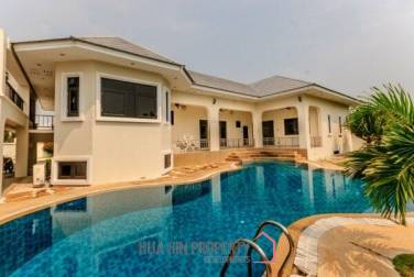 Top Quality 3 Bed Pool Villa with Spacious games room or 4th Bedroom