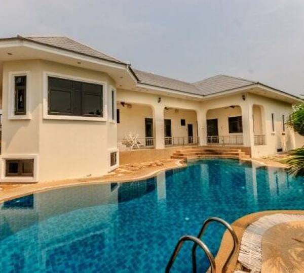 Top Quality 3 Bed Pool Villa with Spacious games room or 4th Bedroom