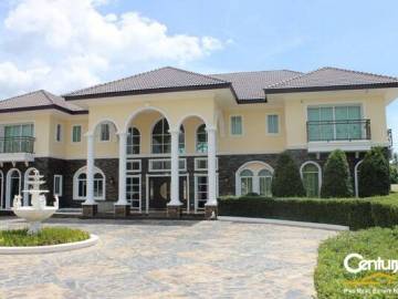 Luxury 6 Bed Pool Mansion