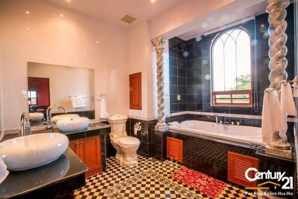Large Tuscany Designed 4 Bed Pool Villa