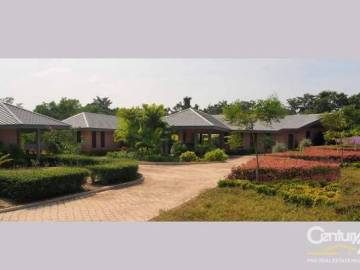 SPRINGFIELD VILLAS: Pool Villa On Golf Course