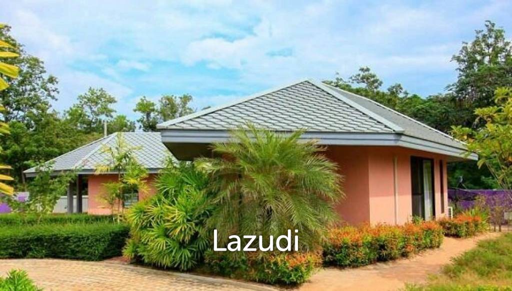 SPRINGFIELD VILLAS: Pool Villa On Golf Course