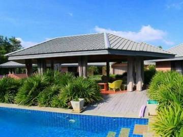 SPRINGFIELD VILLAS: Pool Villa On Golf Course