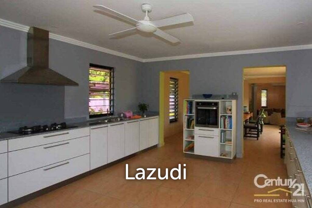 SPRINGFIELD VILLAS: Pool Villa On Golf Course