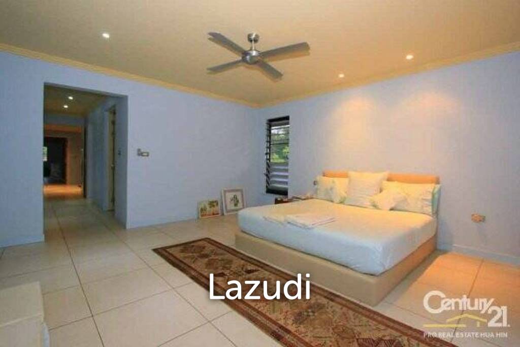 SPRINGFIELD VILLAS: Pool Villa On Golf Course