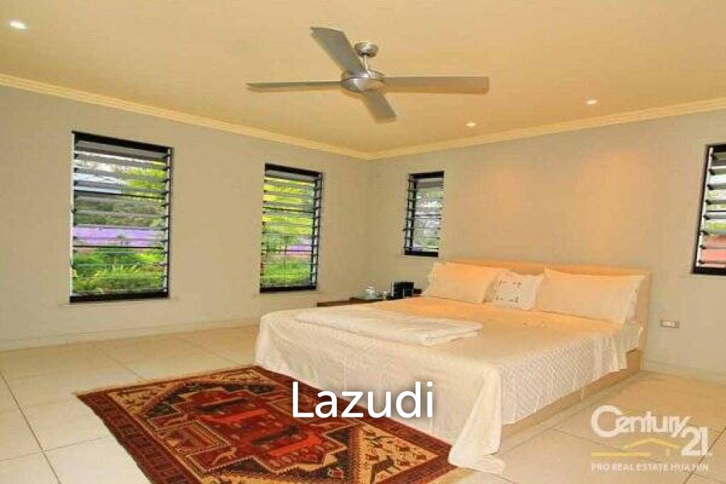 SPRINGFIELD VILLAS: Pool Villa On Golf Course