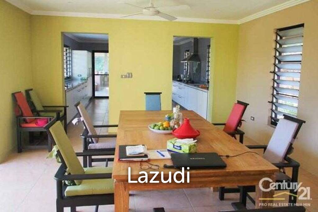 SPRINGFIELD VILLAS: Pool Villa On Golf Course