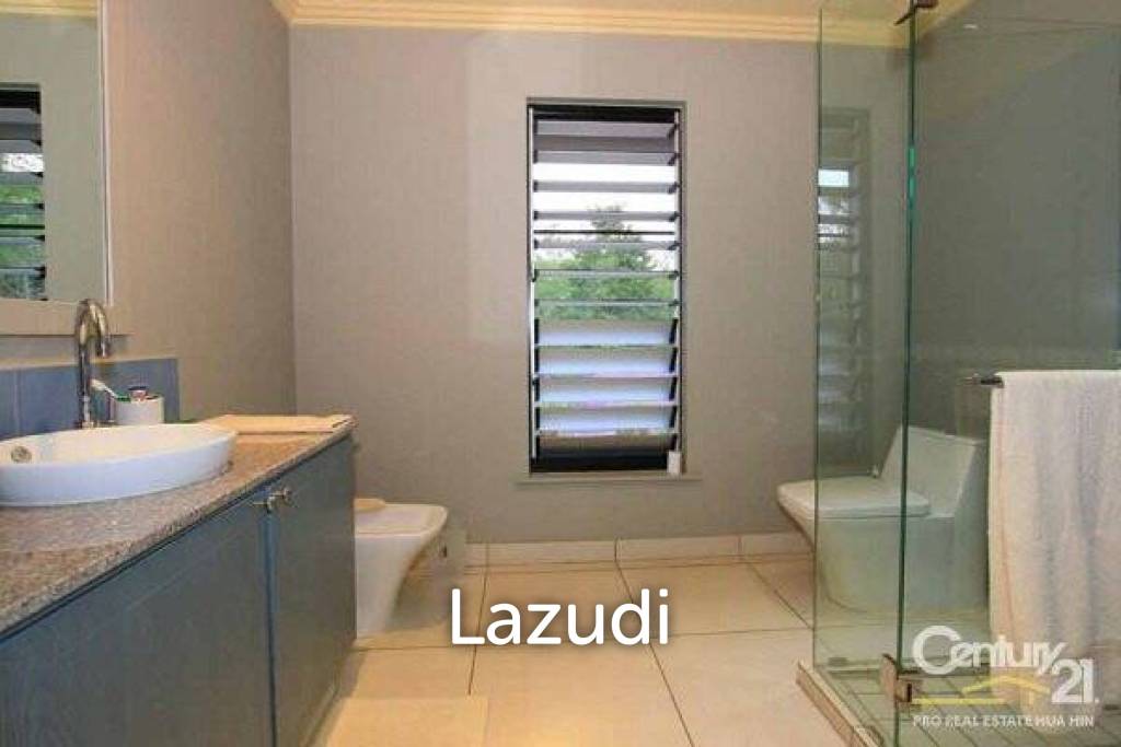 SPRINGFIELD VILLAS: Pool Villa On Golf Course