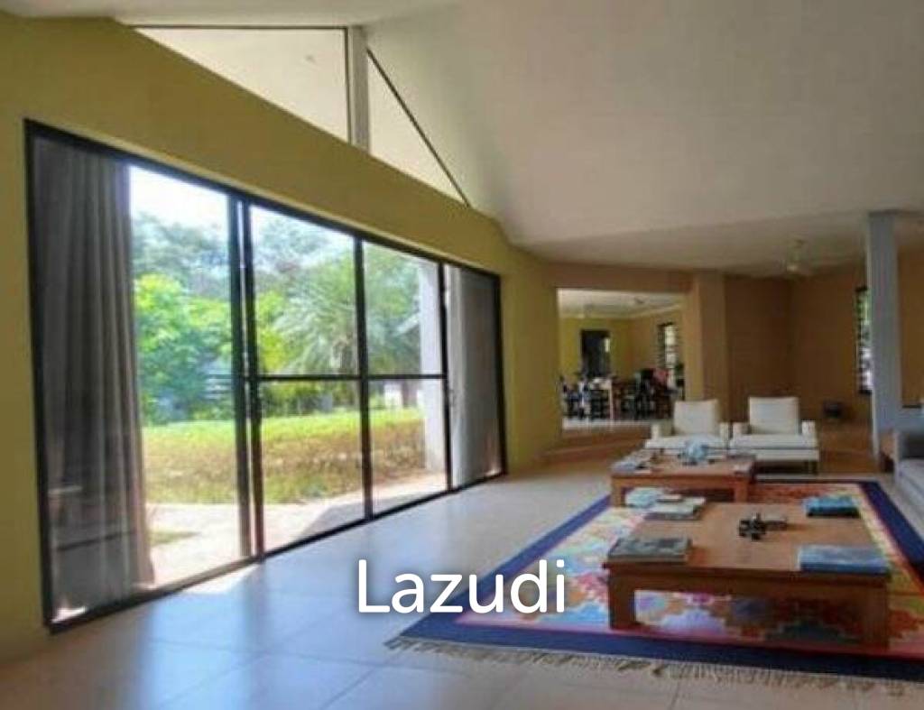 SPRINGFIELD VILLAS: Pool Villa On Golf Course