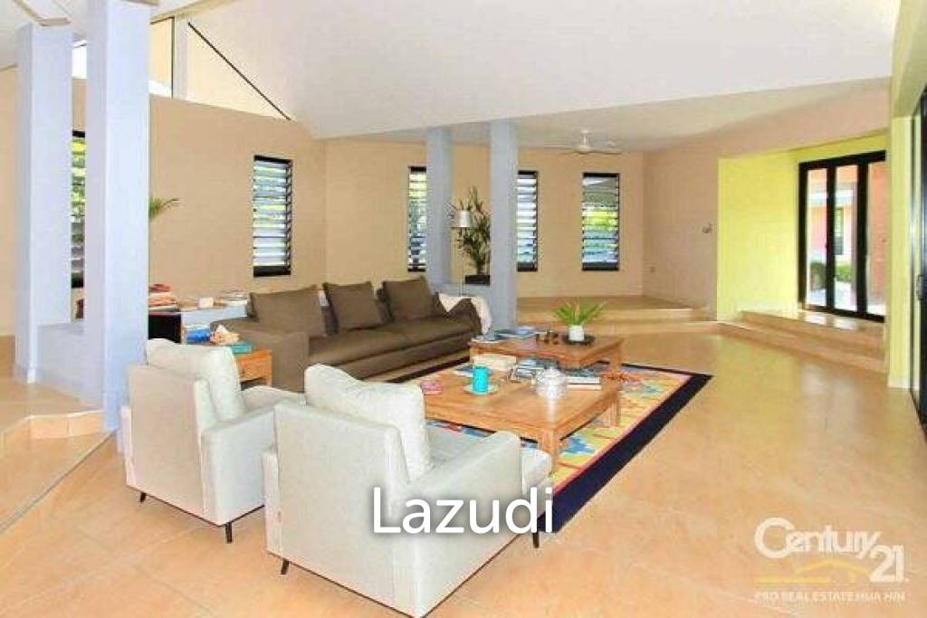 SPRINGFIELD VILLAS: Pool Villa On Golf Course