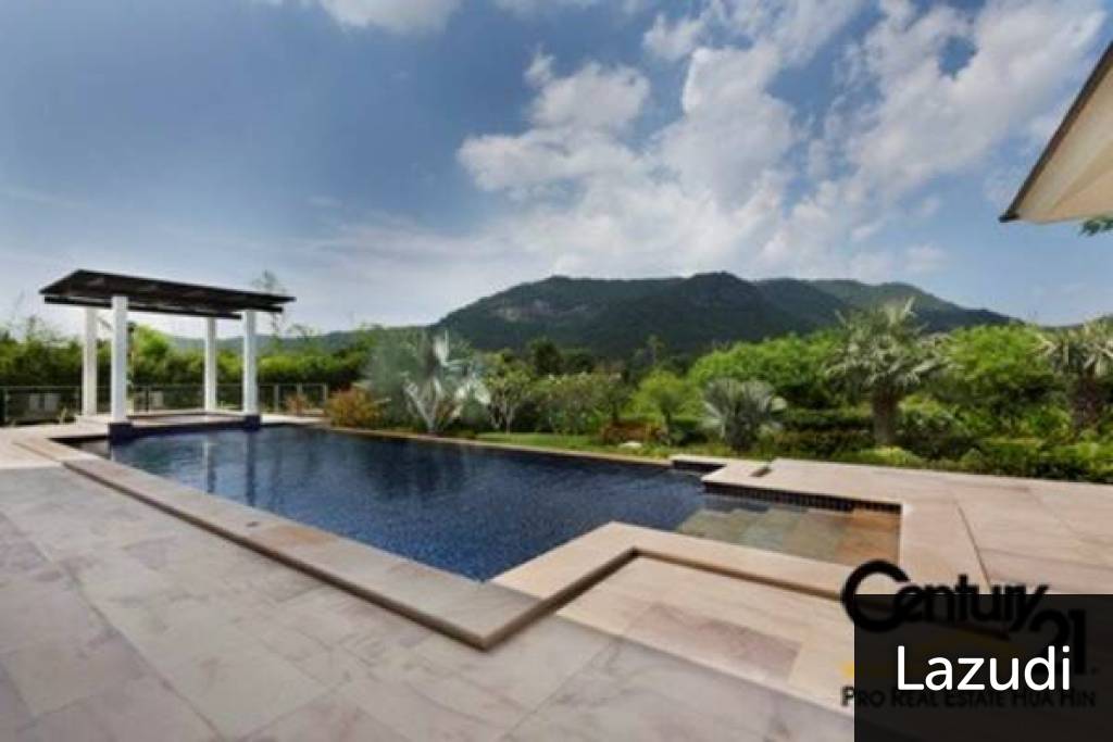 TOP QUALITY LUXURIOUS POOL VILLA : Amazing Price