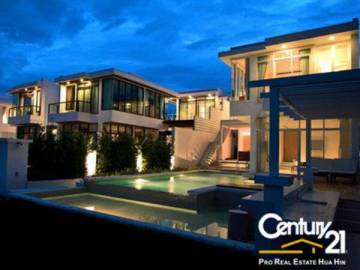 Outstanding Beachfront Pool Villa