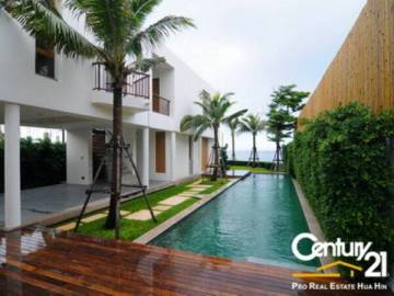 Beachfront Pool Villa in Pranburi