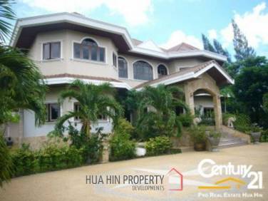 Grand Luxury Pool Villa in Hua Hin Town Centre