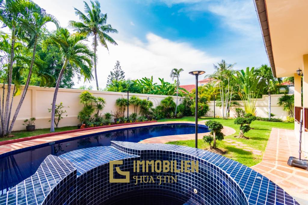 Large renovated 3 bed pool villa soi 114