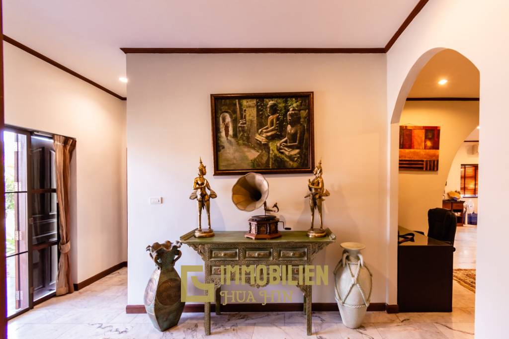 Large renovated 3 bed pool villa soi 114