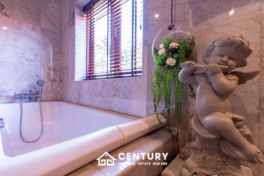 Large renovated 3 bed pool villa soi 114