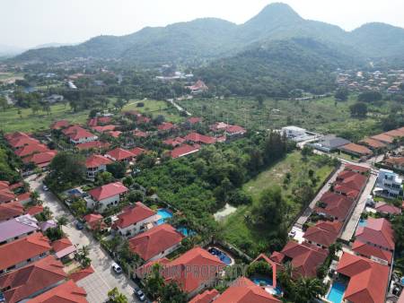 Large renovated 3 bed pool villa soi 114