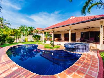 Large renovated 3 bed pool villa soi 114