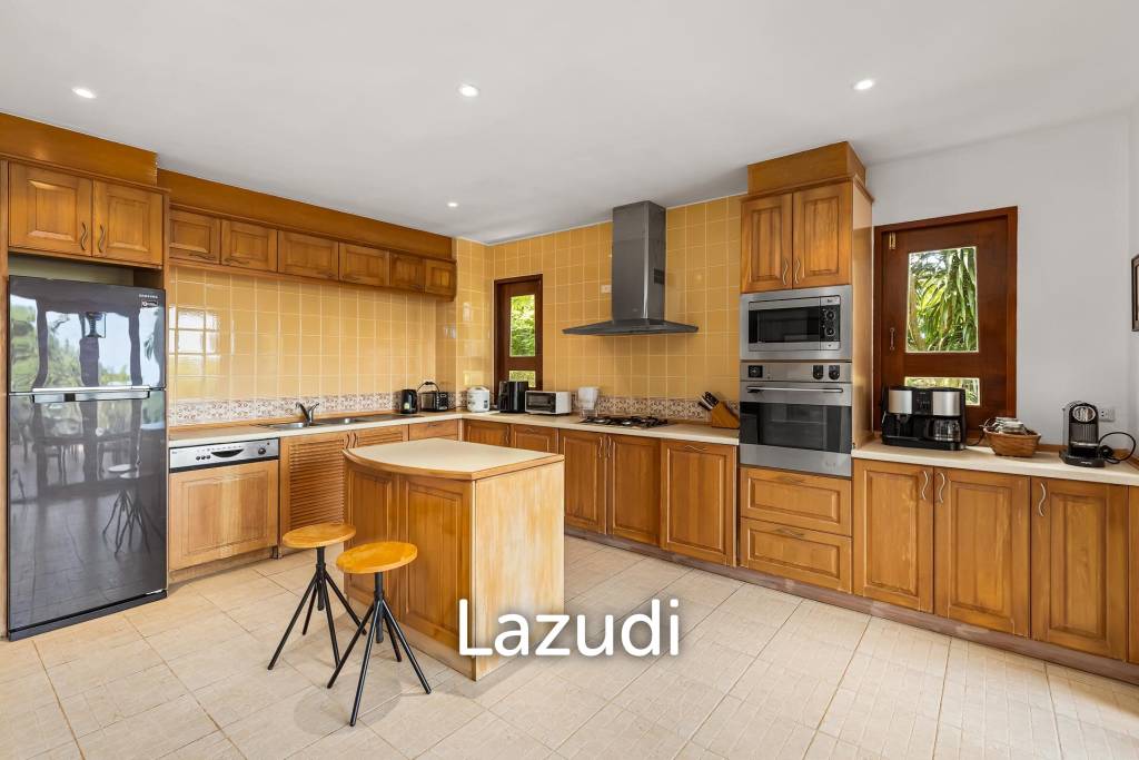 2,400 SQ.M Seaview Estate With 3 Villas