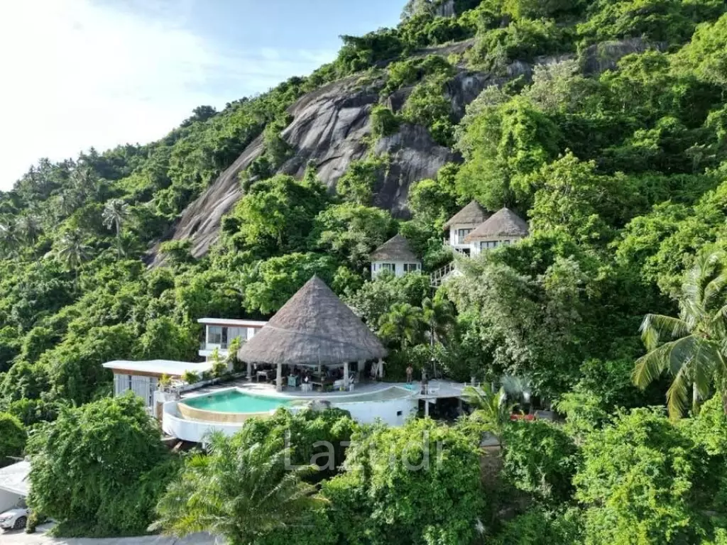Balinese Bliss: Seaside Mountain Villa with a View
