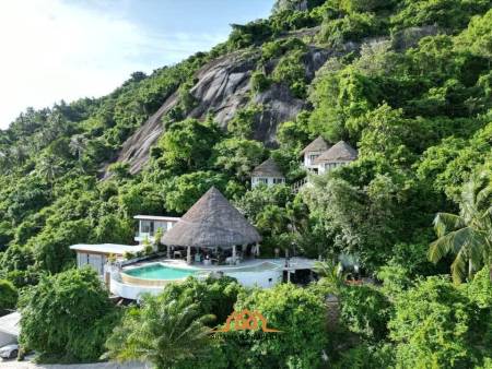 Balinese Bliss: Seaside Mountain Villa with a View