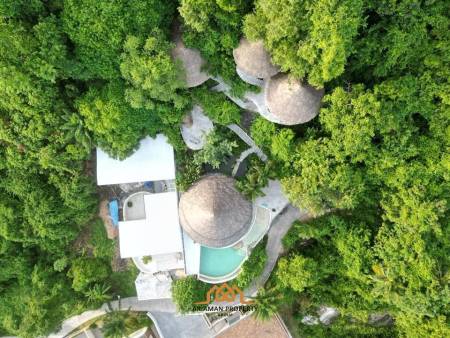 Balinese Bliss: Seaside Mountain Villa with a View