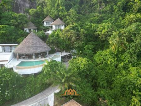 Balinese Bliss: Seaside Mountain Villa with a View